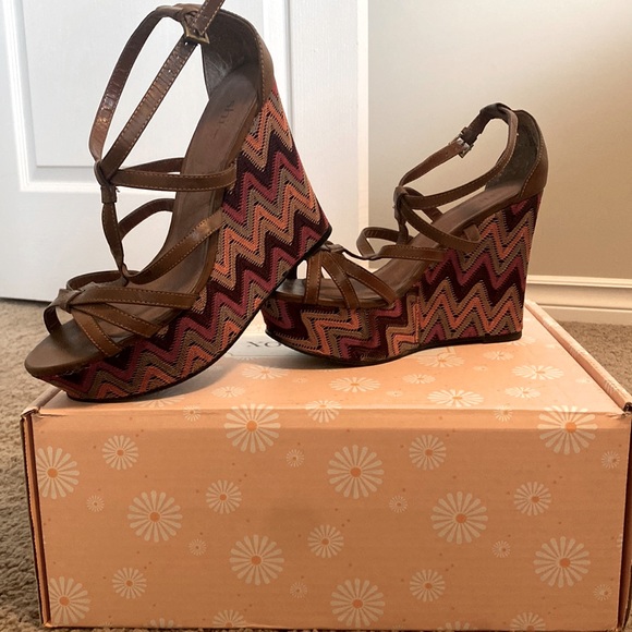Beautiful wedge sandals with colourful print and brown leather straps - Picture 1 of 2